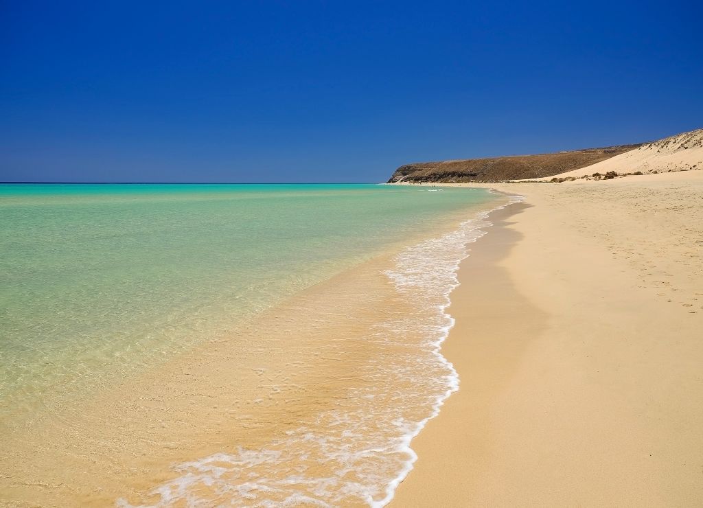 Las playas de Fuerteventura tienen aguas cristalinas de color turquesa.