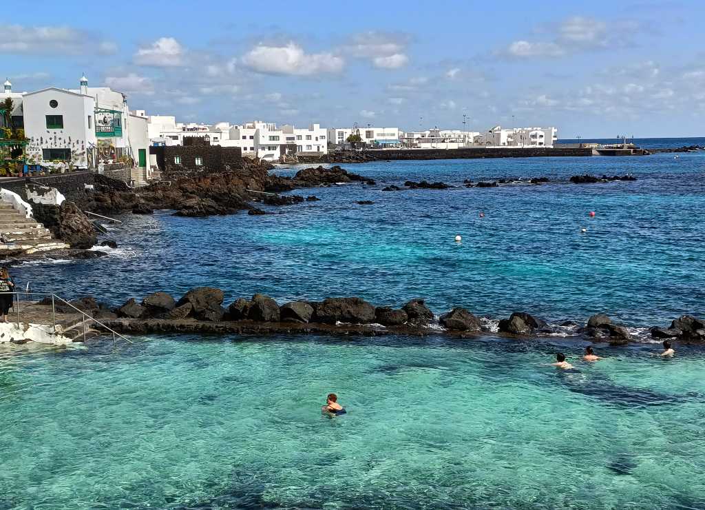 Si en tu viaje por Lanzarote en 3 días te apetece bañarte en piscinas naturales, te recomiendo las de Punta Mujeres.