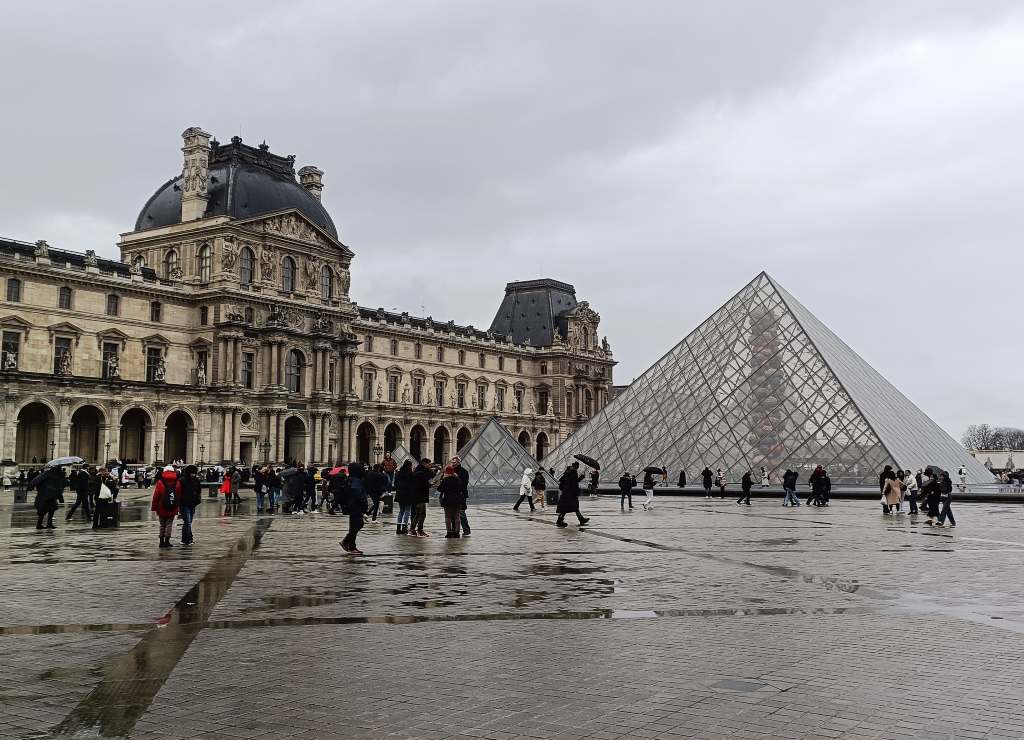 Visitar el Museo del Louvre te llevará, como mínimo, una mañana o una tarde entera.