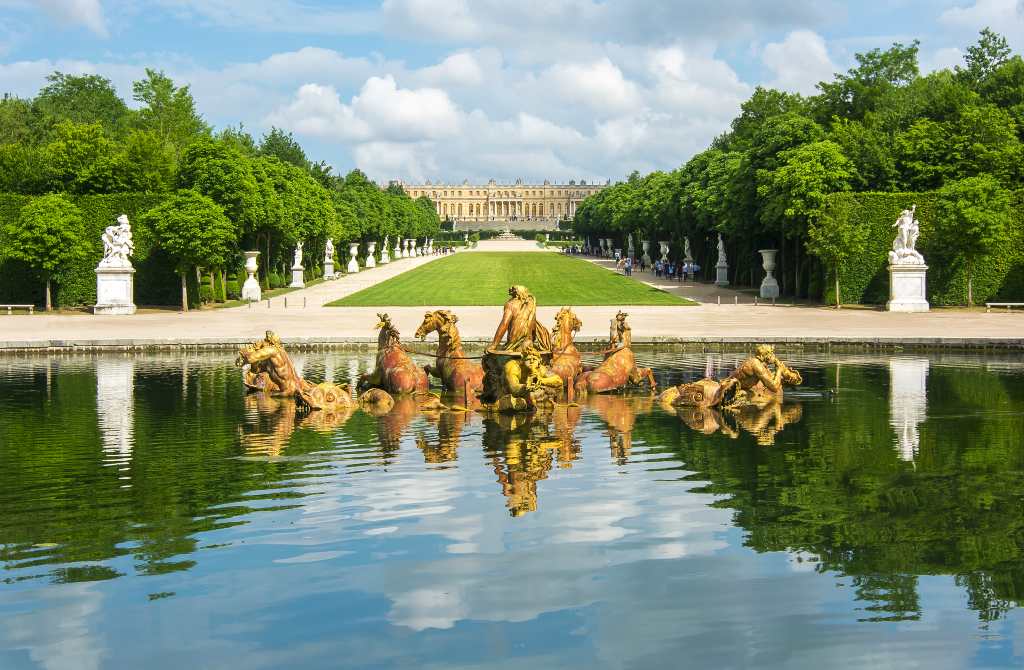 El Palacio de Versalles y sus inmensos jardines es una visita muy recomendable en los alrededores de París.