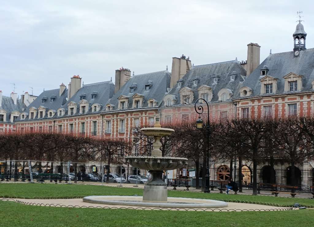 Plaza de los Vosgos, París.