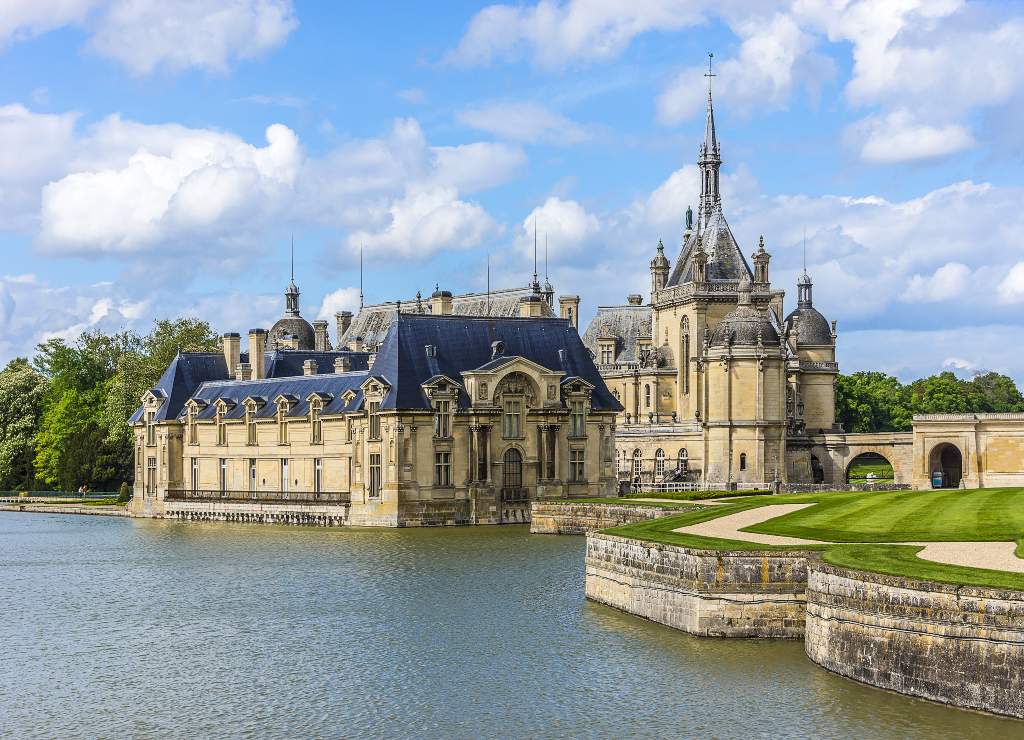Una de mis ciudades preferidas que ver cerca de París es Chantilly por su impresionante castillo. 