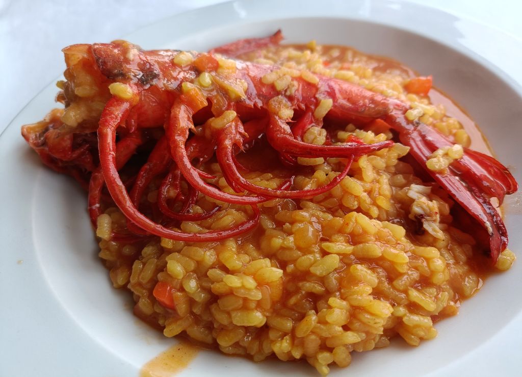 En Lanzarote se come pescado y marisco frescos y arroces caldosos para chuparse los dedos.