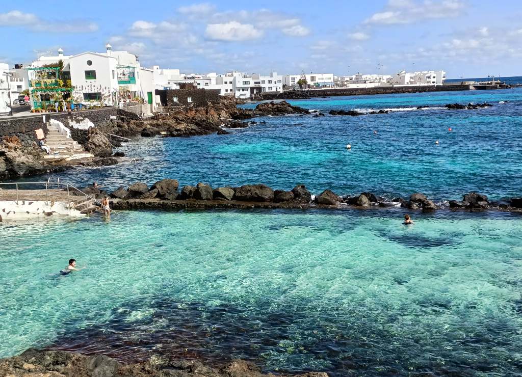 En tu ruta por Lanzarote en un día no pueden faltar las piscinas naturales de Punta Mujeres.