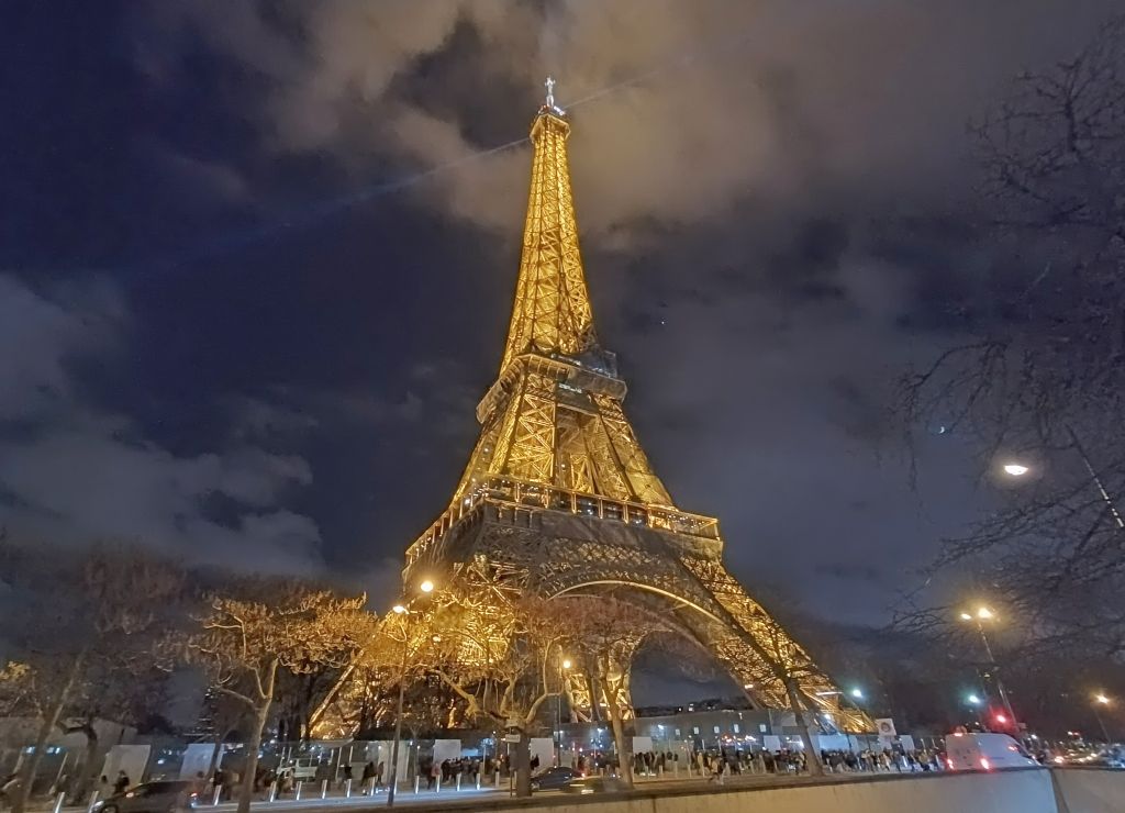 El autobús turístico, el Batobus y el crucero por el Sena son buenas alternativas para llegar a la Torre Eiffel de forma cómoda.