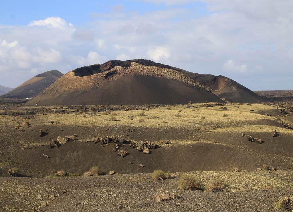 La ruta por el volcán El Cuervo es muy especial porque puedes caminar dentro del cráter.