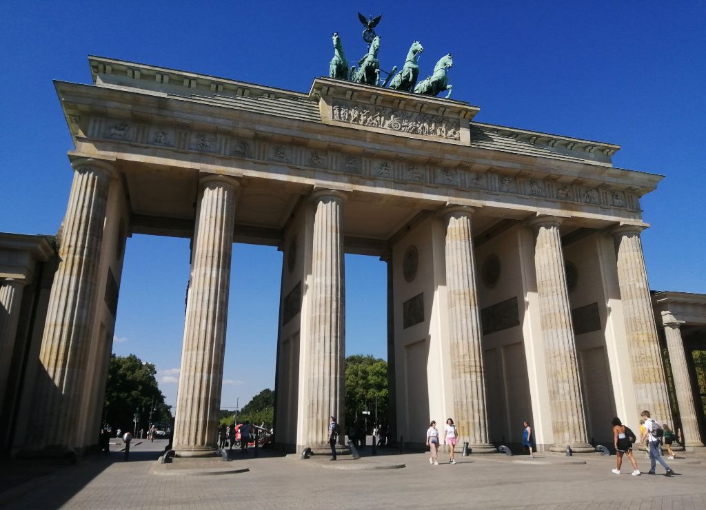 Como curiosidad, la Puerta de Brandeburgo de Potsdam se construyó 20 años antes que la de Berlín. 