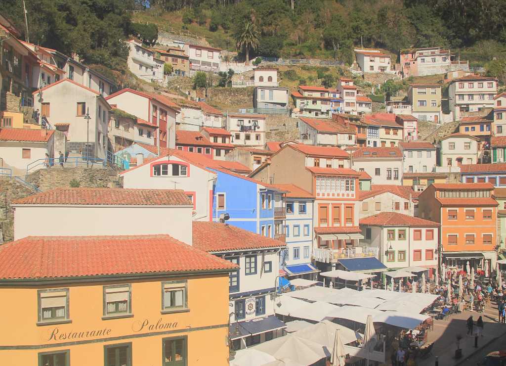 En tu ruta por Cudillero en un día vas a alucinar con las casas de colores colocadas a modo de anfiteatro sobre dos colinas.