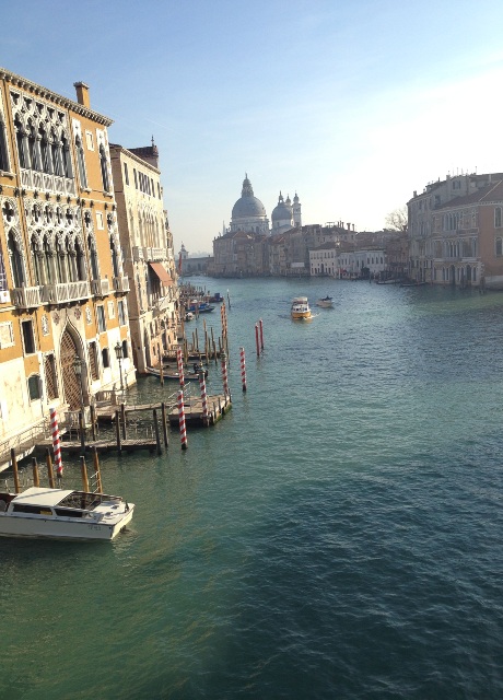 Además de navegar por el Gran Canal, un buen plan es dormir con vistas a este famoso canal veneciano.