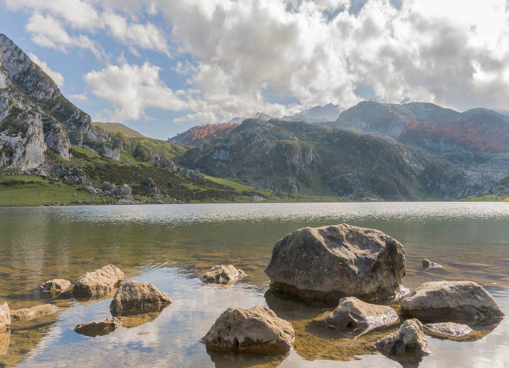 La ruta más popular de los Lagos de Covadonga pasa por los lagos Ercina y Enol. 