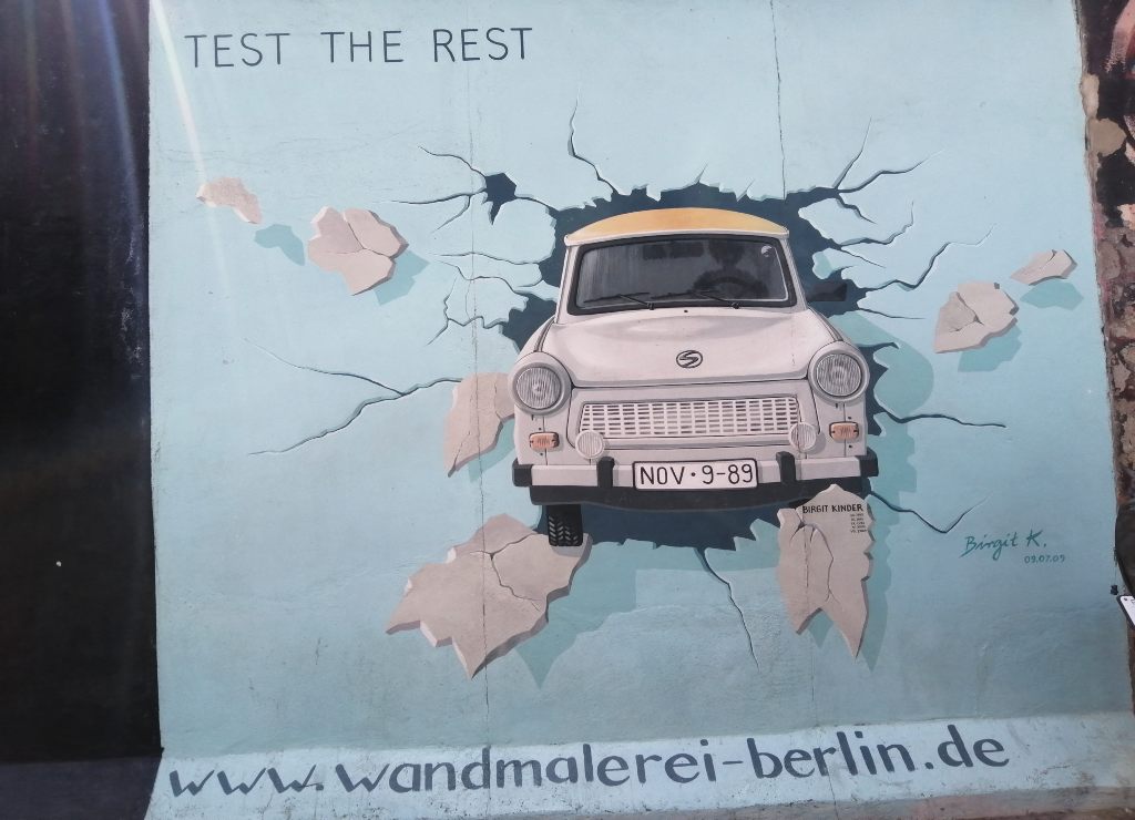 El Trabant era el coche más popular de la República Democrática Alemana y aparece en uno de los murales de East Side Gallery.