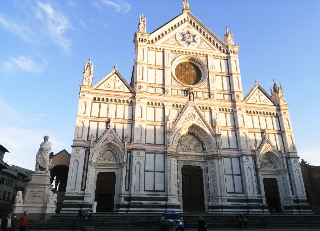 En la Iglesia de Santa Croce se encuentran las tumbas de Miguel Ángel, Maquiavelo y Galileo Galilei, entre otros. 