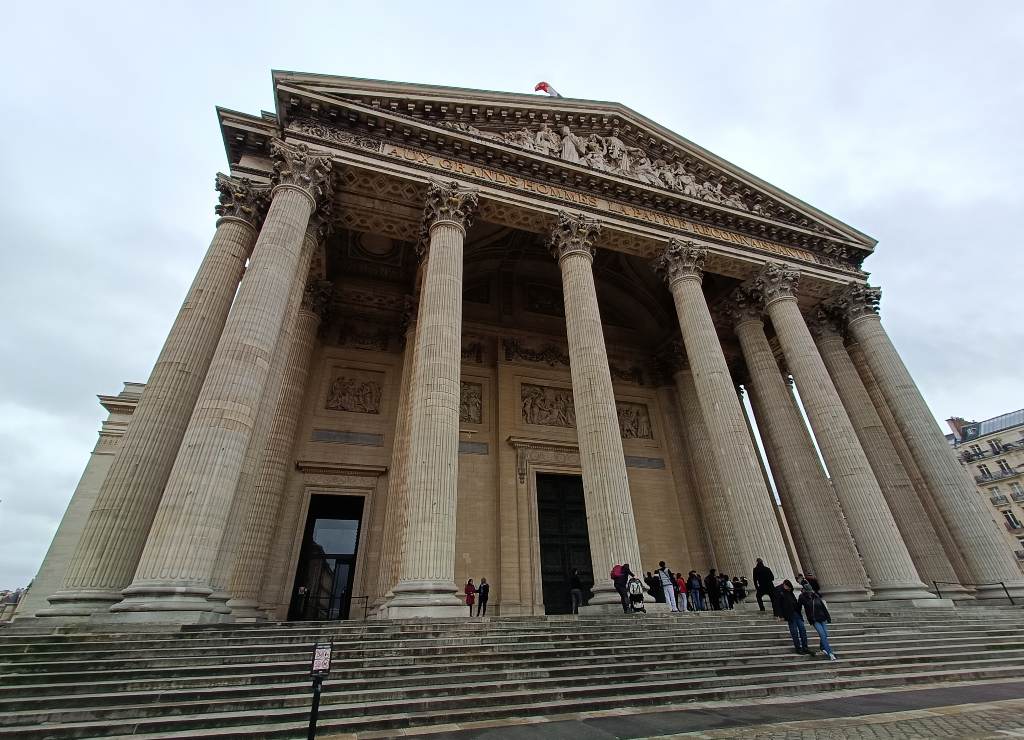 El Panteón de París se encuentra en el Barrio Latino y es de estilo neoclásico.