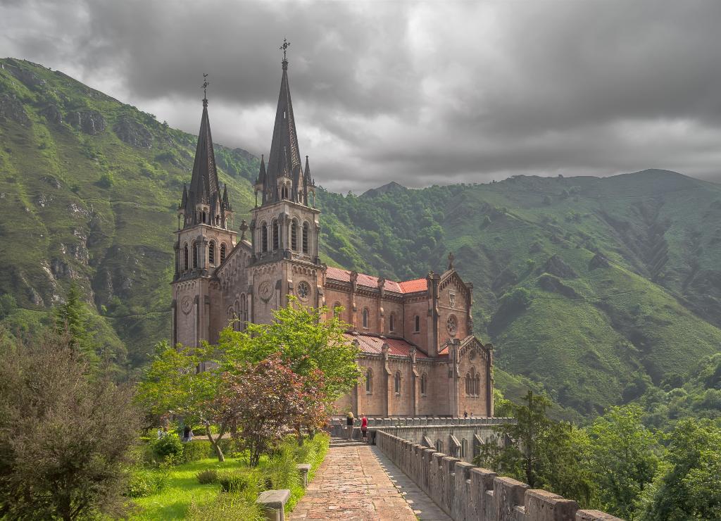 El Santuario de Covadonga es uno de los lugares más populares que ver cerca de Cangas de Onís.