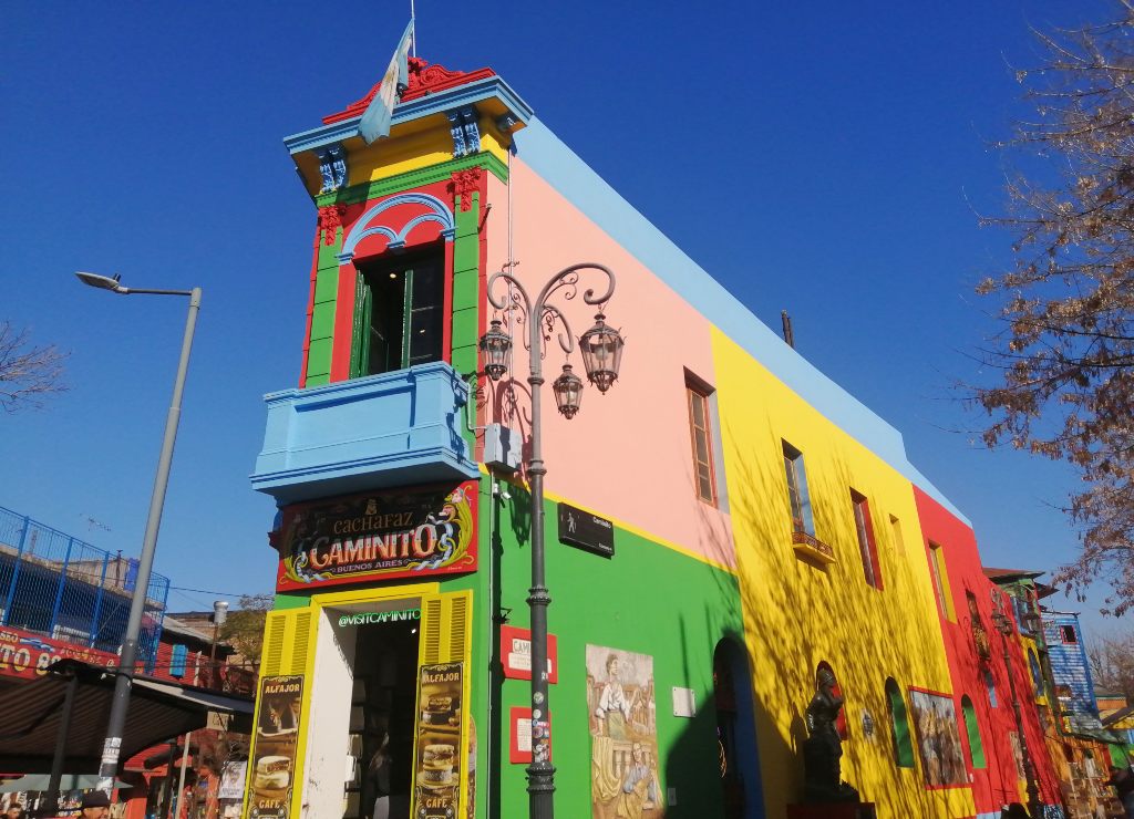 La calle Caminito es la más famosa del barrio de La Boca.