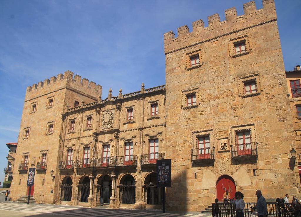 El Palacio de Revillagigedo es uno de los edificios más monumentales que ver en Gijón en un día.