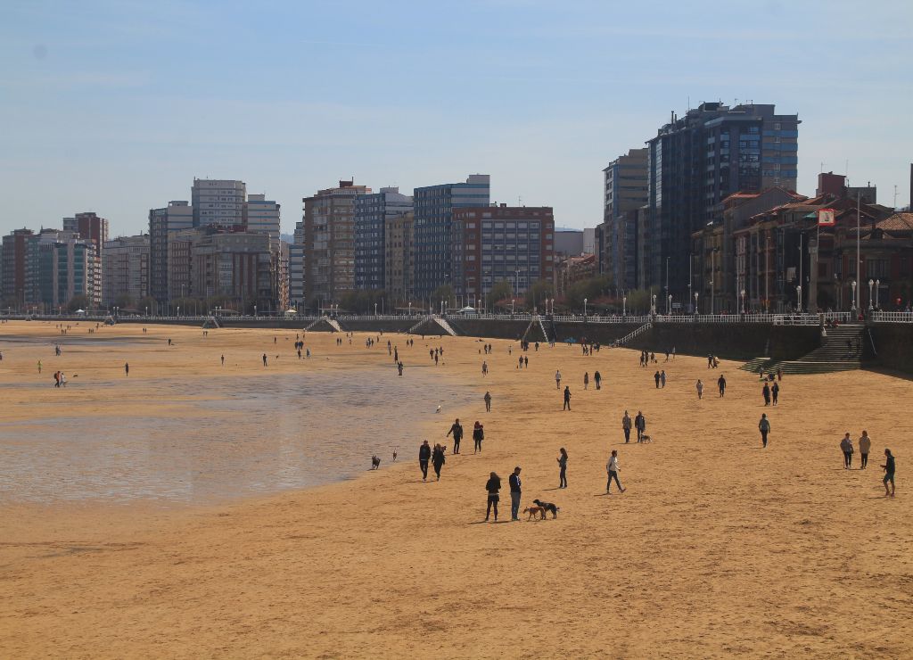 La Playa de San Lorenzo es un sitio muy agradable que ver en Gijón en un día.