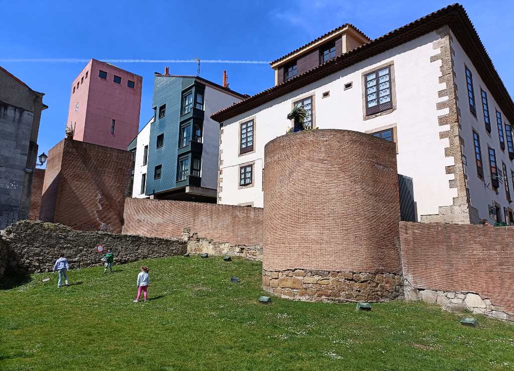 El origen romano de Gijón se puede ver en los restos que hay en Cimadevilla de la muralla de aquella época.