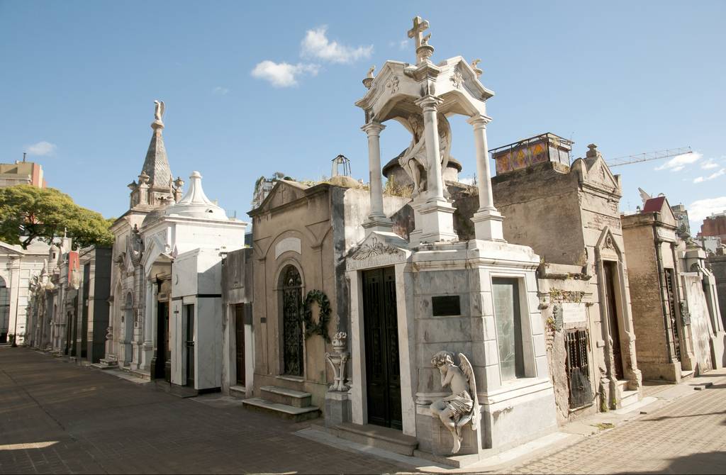 Otro plan que hacer en Buenos Aires es alucinar con las tumbas y mausoleos del Cementerio de La Recoleta.