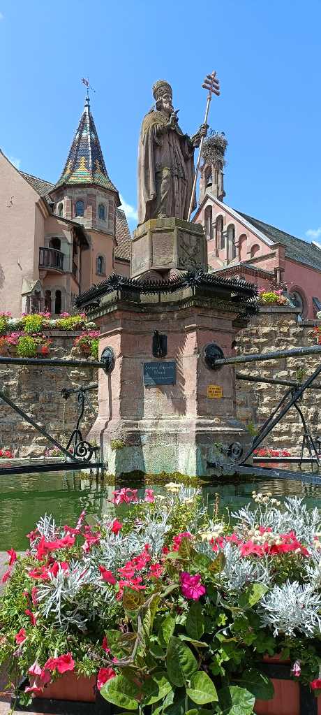 La fuente de la plaza principal está dedicada a San León IX, habitante de Eguisheim que fue nombrado papa.