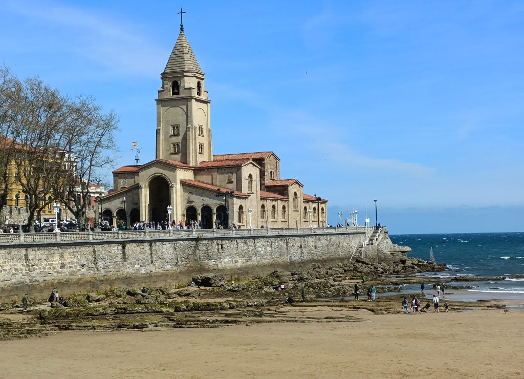 La Iglesia de San Pedro tiene una ubicación inmejorable frente al mar.