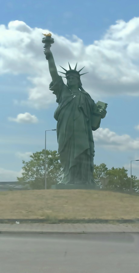 Hay una réplica de la Estatua de la Libertad de Nueva York en la rotonda de acceso a Colmar.
