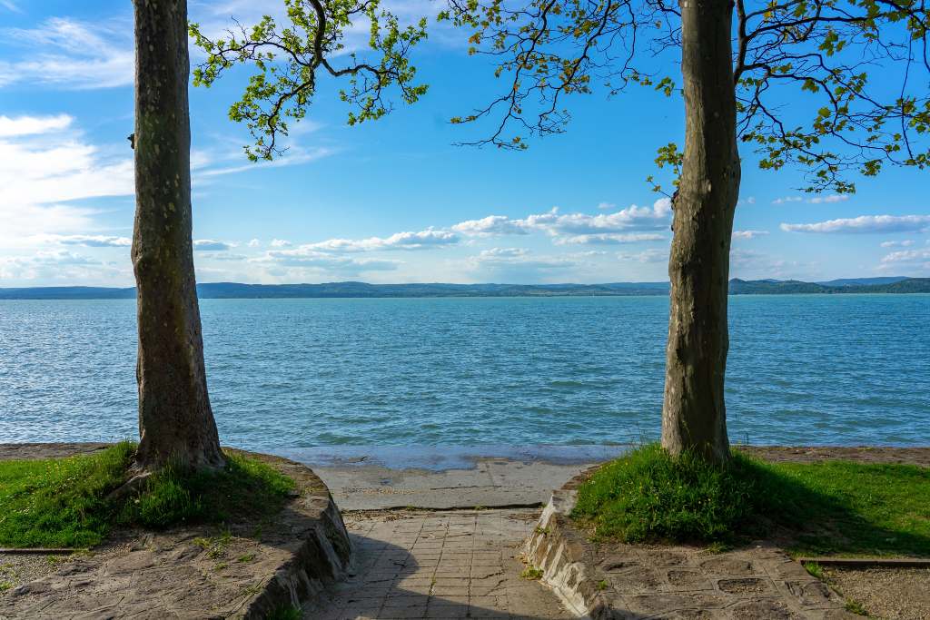 La excursión desde Budapest hasta el lago Balaton incluye un paseo en barco. 