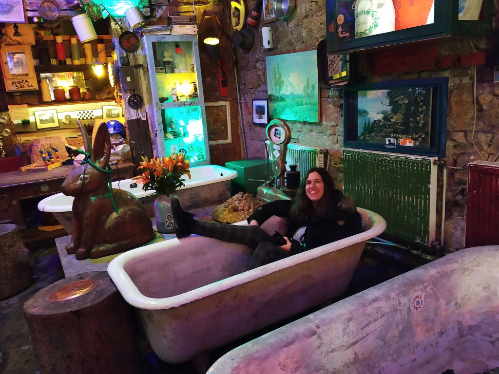 Otro de los mejores free tours de Budapest en español te lleva a conocer el ambiente nocturno en los famosos ruin bars.