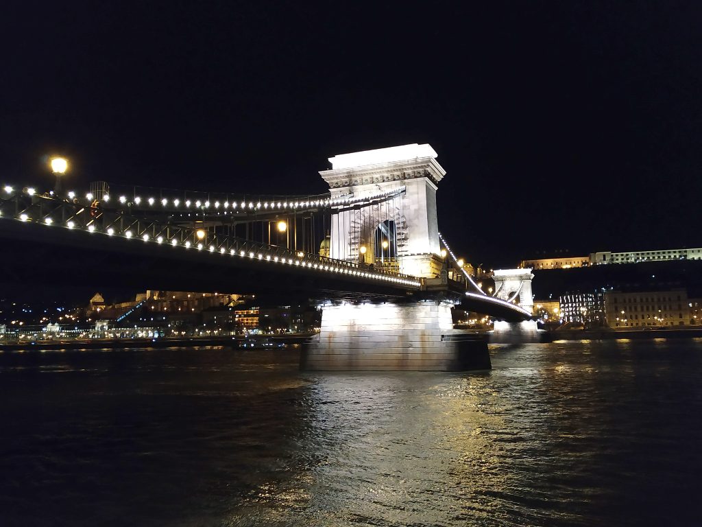 El Puente de las Cadenas es uno de los emblemas de Budapest y es incluso más bonito cuando está iluminado.