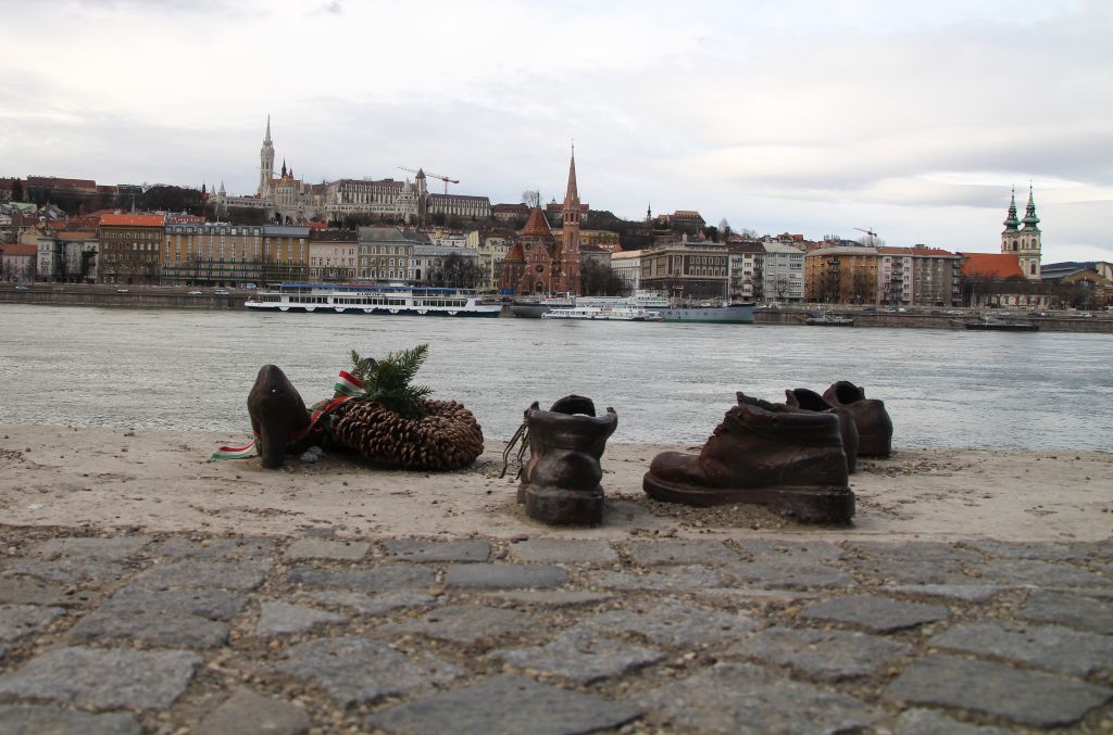 El Monumento de los Zapatos se creó para conmemorar a las víctimas de la Segunda Guerra Mundial que fueron arrojadas al Danubio.