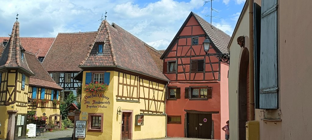 Cuando nos planteamos viajar a Alsacia, la gran mayoría de nosotros incluimos Eguisheim en nuestro itinerario.
