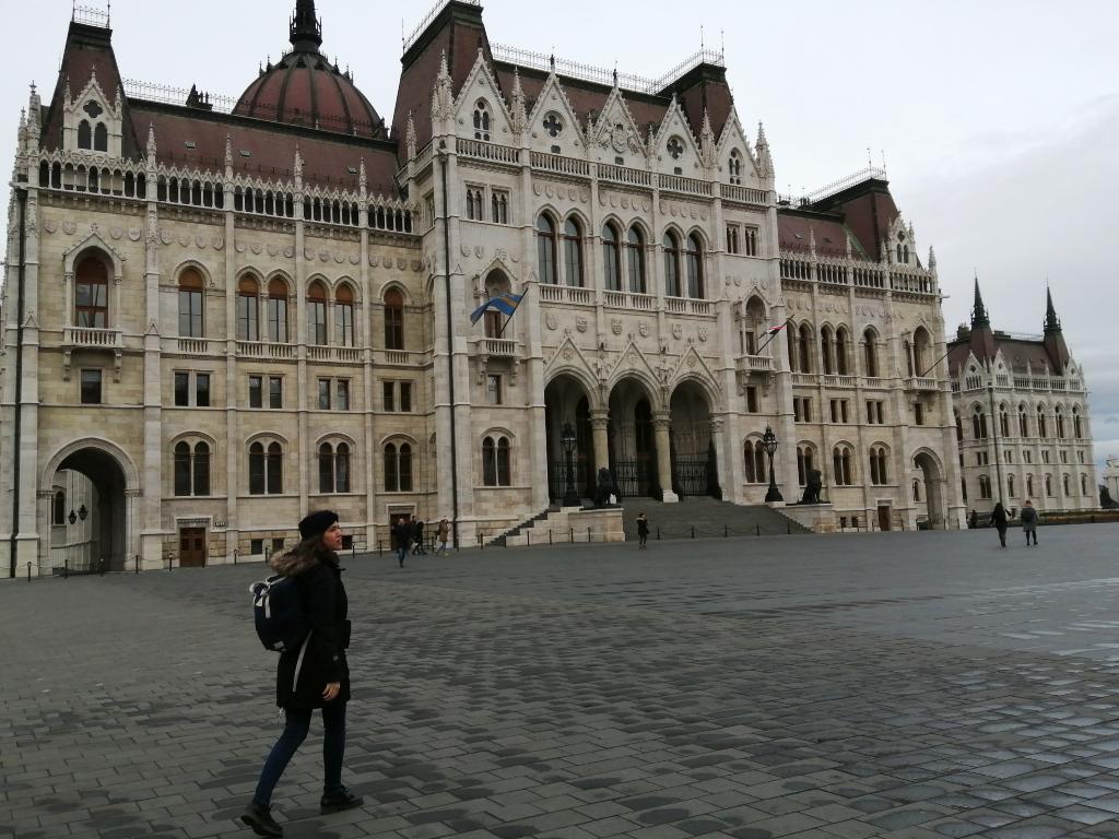 Fachada del Parlamento de Budapest en estilo neogótico.