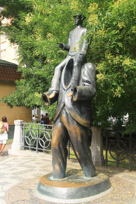 Qué ver en el barrio judío de Praga: monumento a Kafka.