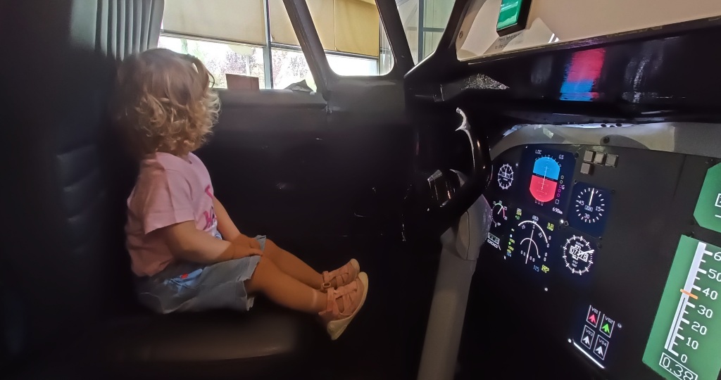 Bebé en simulador de vuelo.