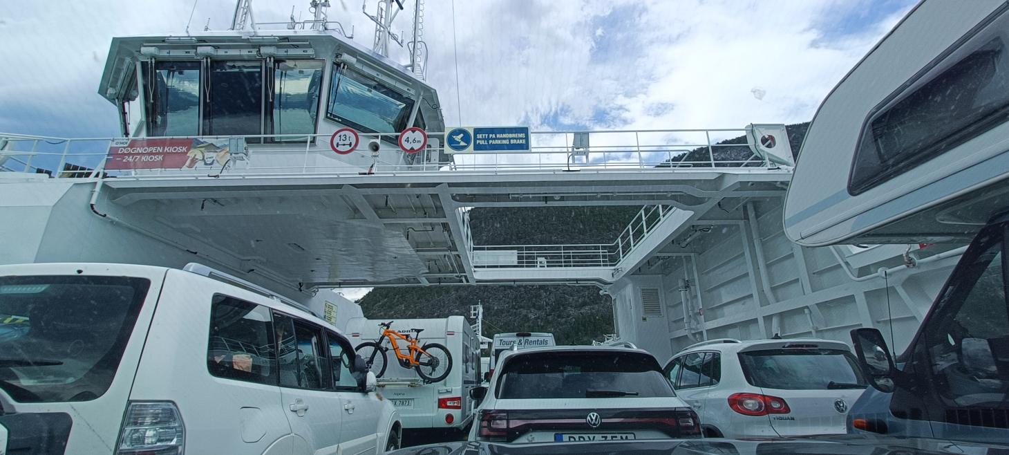 Cruzar en ferri con el coche de alquiler en Noruega.