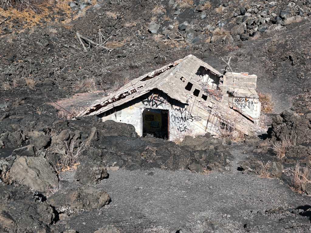 Casa enterrada en la lava, Sicilia.