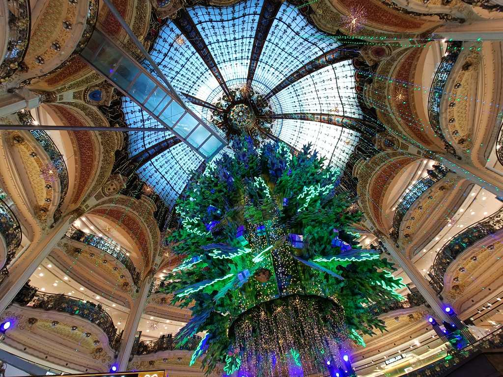 Árbol de Navidad en Galerías Lafayette, decoración navideña que encanta a los niños en París.