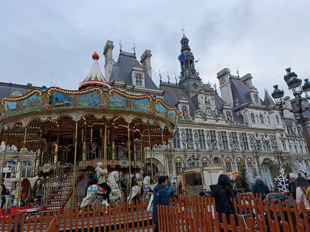 Carrusel en Hôtel de Ville, actividad divertida para disfrutar de París con niños pequeños.