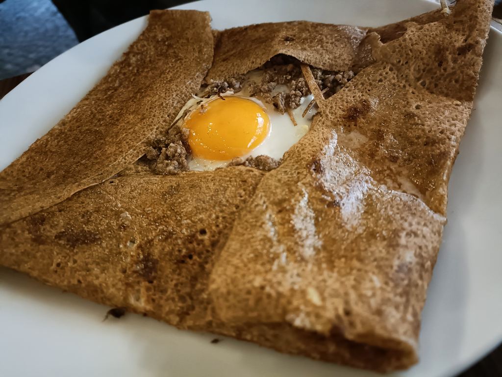 Galette francesa tradicional, plato típico para disfrutar en familia en París.