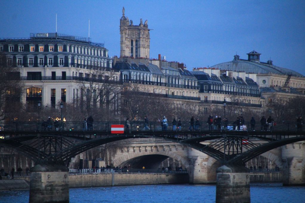 Puente sobre el Sena al atardecer, paseo relajado en familia por París.