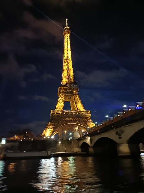 Torre Eiffel iluminada por la noche, plan imprescindible para disfrutar de París con niños.
