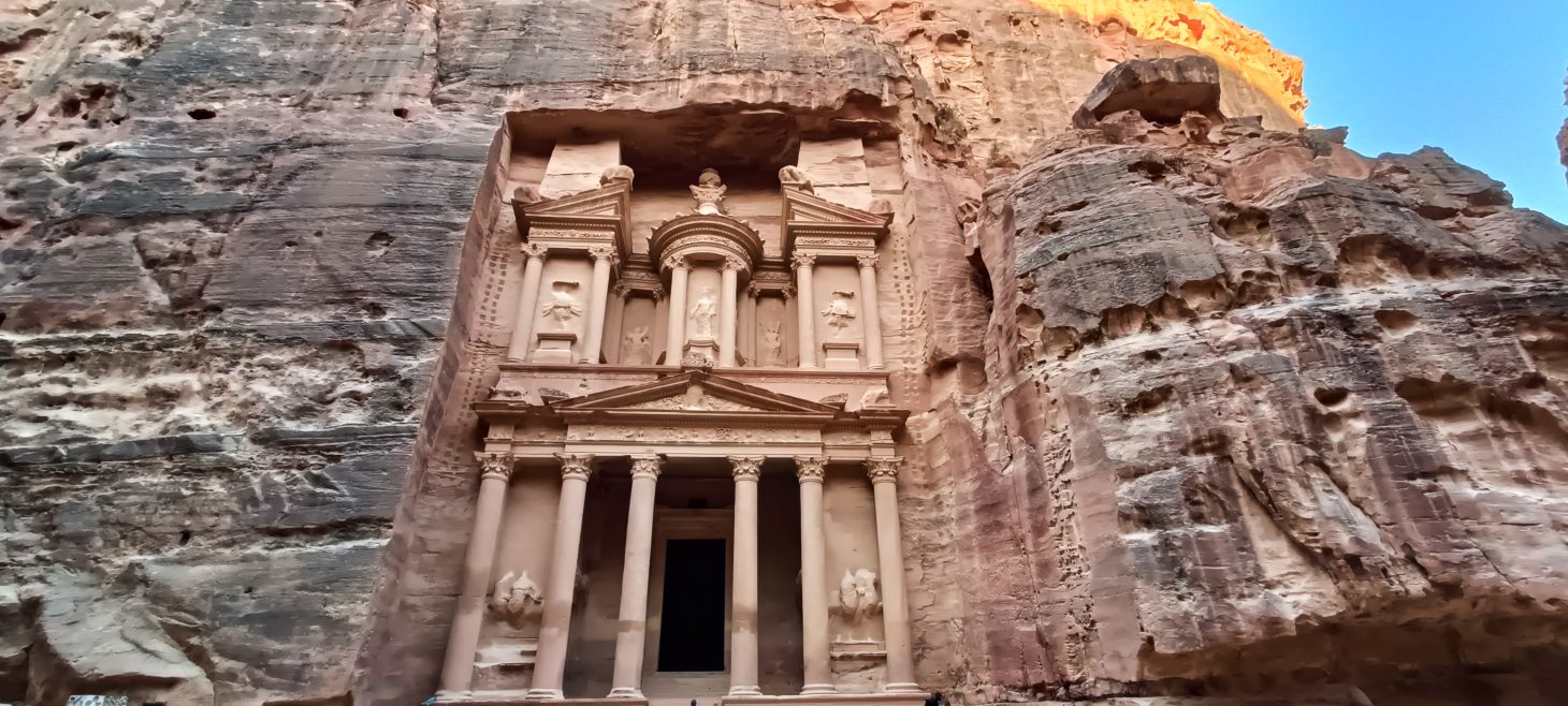 Cómo visitar Petra y sus monumentos más importantes, como El Tesoro.
