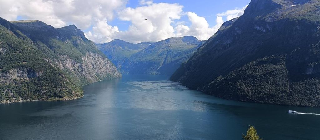 Navegación por el fiordo de Geiranger con el mejor seguro de viaje a Noruega.