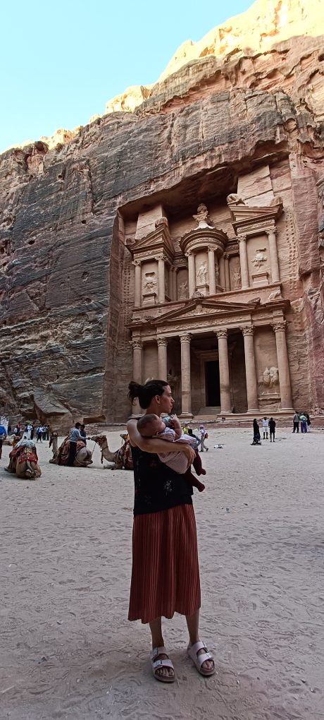 Mujer con bebé frente a El Tesoro de Petra, Jordania. Visitar Petra, entradas y horarios.
