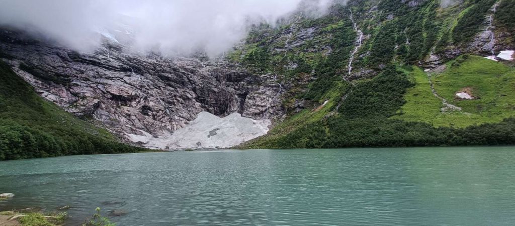 Panorámica del glaciar Briksdal en un día nublado.
