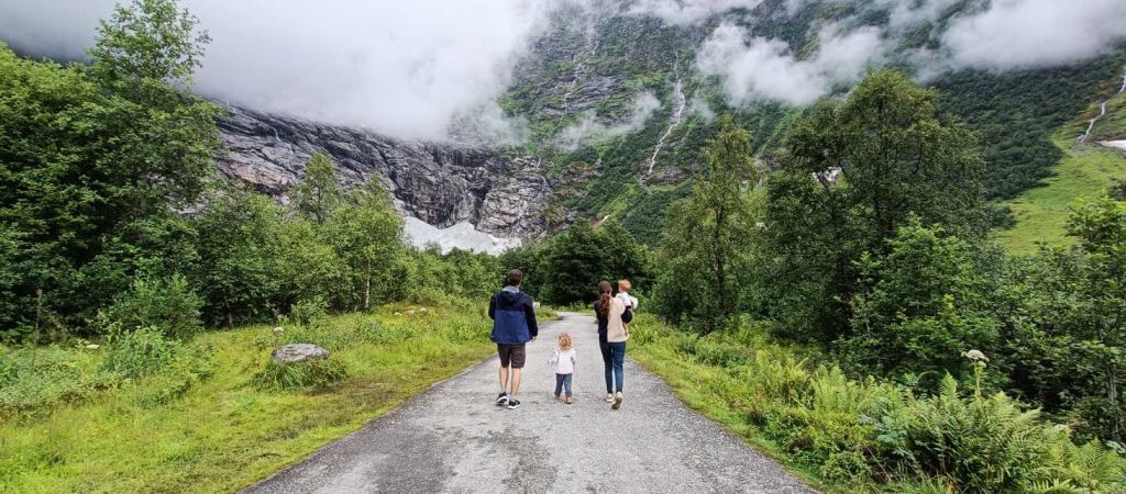 Seguros de viaje a Noruega para rutas de senderismo y naturaleza.