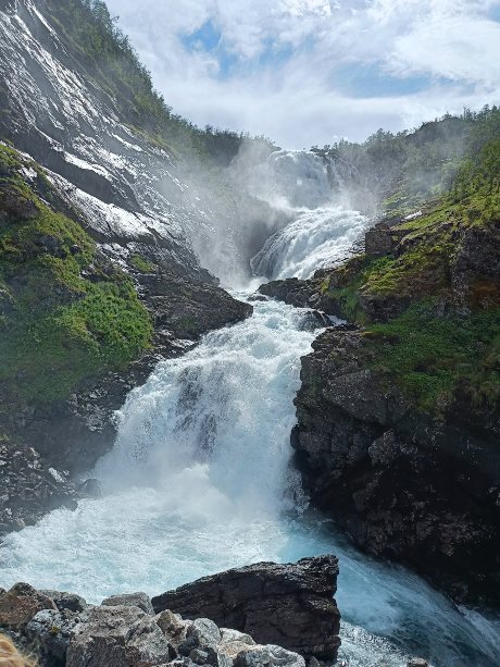 Cascada Kjosfossen en Noruega.