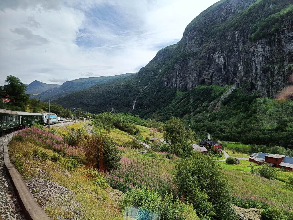 El Tren de Flåm merece la pena por su recorrido por el valle entre montañas y fiordos.