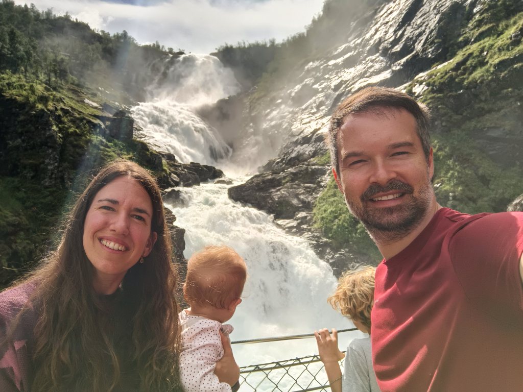 Parada en la cascada Kjosfossen durante el recorrido del Tren de Flåm.