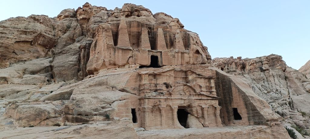 Djinn Blocks en Petra, Jordania. Monumentos funerarios nabateos en la ruta de entrada a Petra.